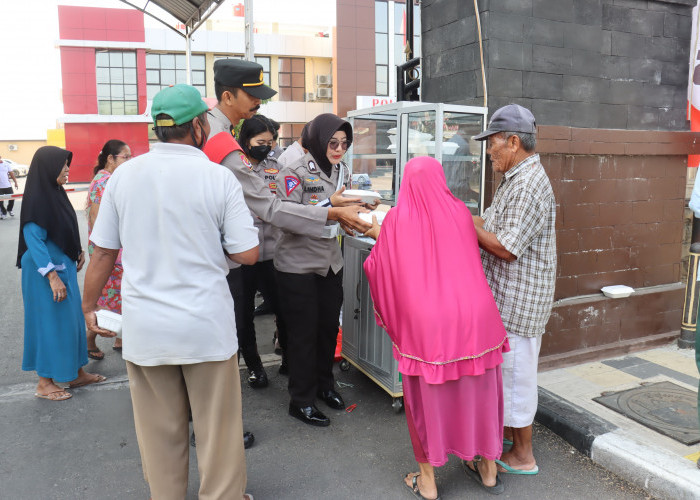 Sarapan Gratis, Polres Bojonegoro Bagikan Puluhan Nasi Kotak