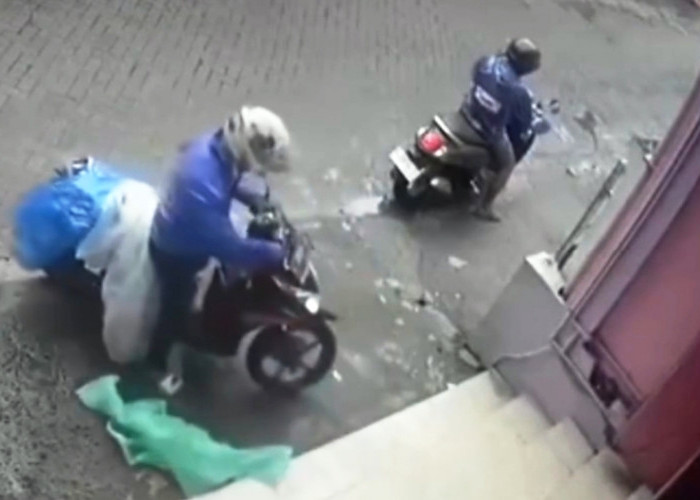 Aksi Curanmor Terekam CCTV di Simo Hilir Surabaya, Pelaku Pura-Pura Telepon