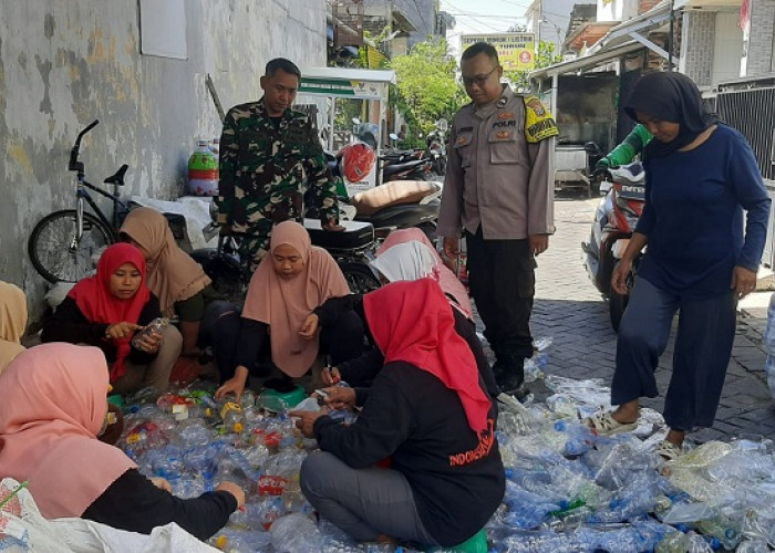 Bhabinkamtibmas Polsek Simokerto Pantau Kegiatan Bank Sampah di Kapasan