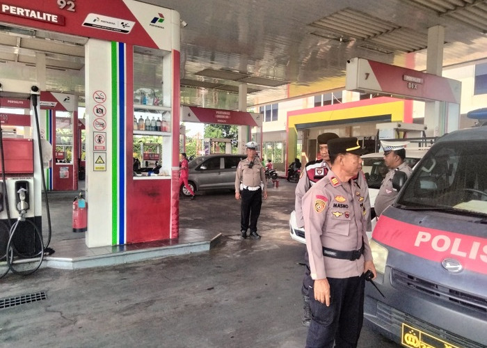 Cegah Kelangkaan dan Penimbunan, Polsek Lakarsantri Cek Stok BBM di Tiga SPBU