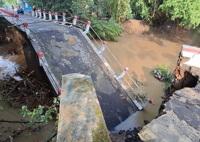 Akibat Hujan Deras Jembatan Antarkecamatan Putus 