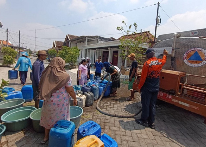 Kekeringan  Ancam 135.619 Jiwa, BPBD  Gresik Terus Distribusikan Air Bersih