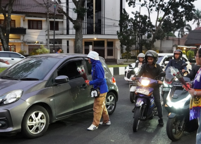 HUT ke-39 Arema FC, Polresta Malang Kota dan Aremania Bagikan 39 Mawar ke Pengendara