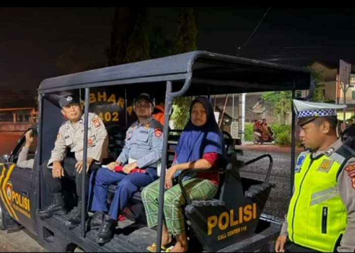 Humanis di Tengah Operasi Ketupat, Personel Pos Terpadu Monumen Soerjo Bantu Wanita Tunarungu