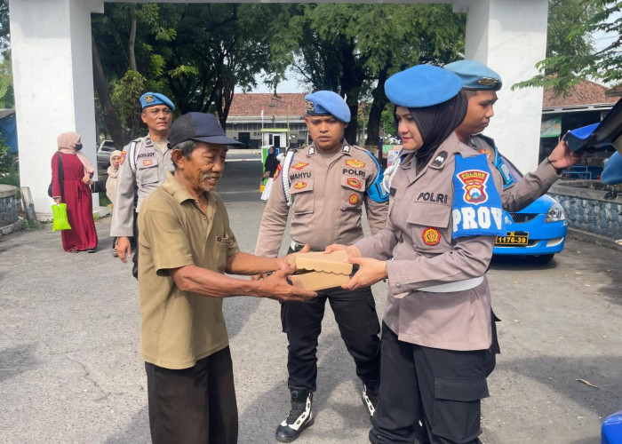 Polres Pasuruan Bagikan Nasi Kotak Jelang Hari Bhayangkara