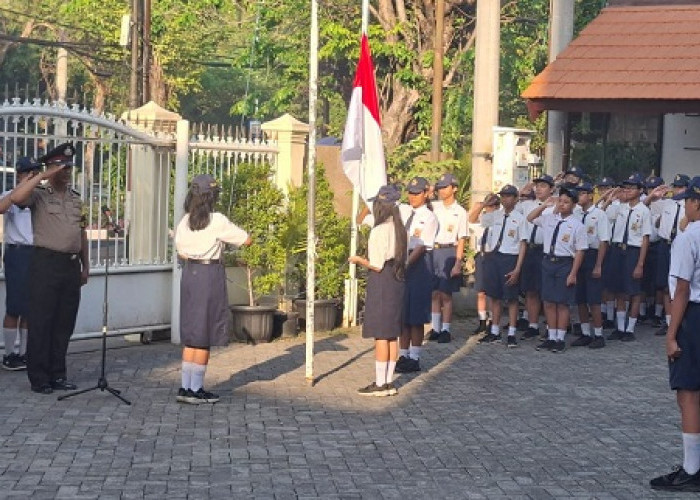 Tanamkan Jiwa Nasionalisme, Bhabinkamtibmas Wiyung Jadi Pembina Upacara di YBPK 4 Surabaya