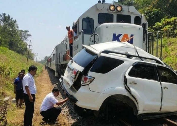 Kecelakaan Maut di Jember, Fortuner Dihantam KA Ijen Ekspres hingga Terseret 2 Kilometer