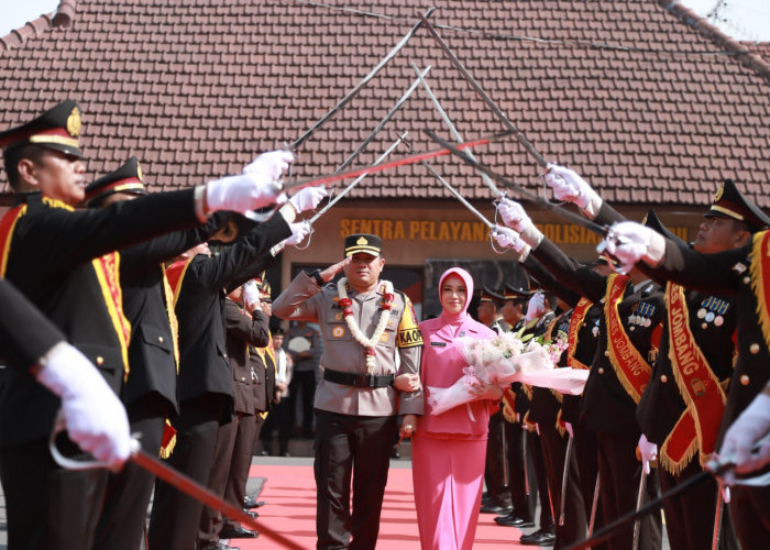 Tradisi Pedang Pora Iringi Penyambutan dan Pelepasan Kapolres Jombang