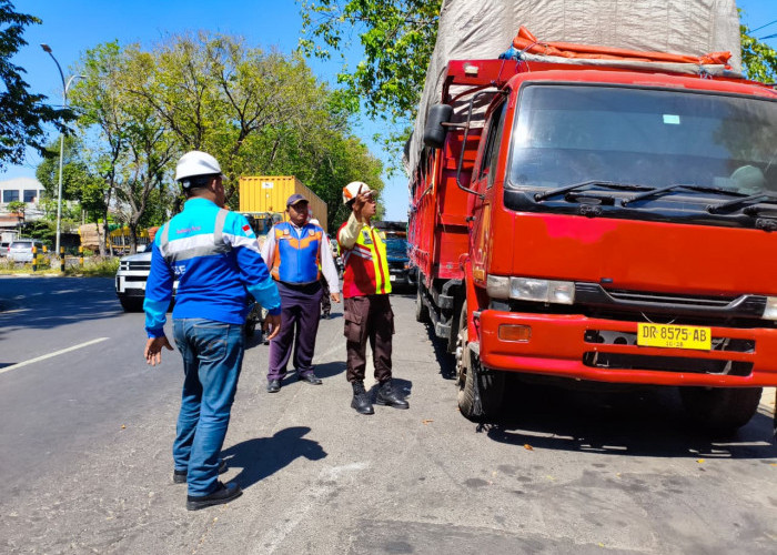 Penertiban Parkir Liar di Perak Barat–Timur, Dua Truk Digembosi Petugas