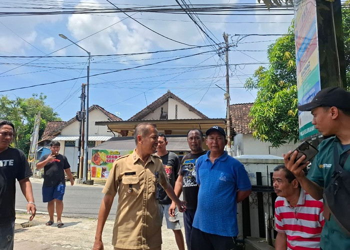 Puluhan Warga Geruduk Kantor Kelurahan Josenan Madiun Tolak Pembangunan KKMP di Lapangan