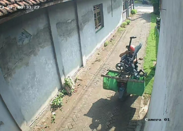 Nyaru Tukang Rongsokan, Pencuri di Mojokerto Ini Terekam CCTV