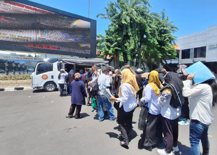 Ribuan Calon PPPK Geruduk Polrestabes Surabaya Bikin SKCK