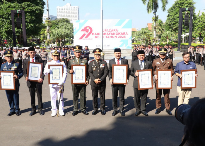 HUT Ke-79 Bhayangkara, Kapolres Pelabuhan Tanjung Perak Beri Penghargaan Forkopimda Surabaya