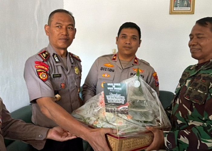 Polsek Gayungan-Jambangan Beri Kejutan HUT Ke-81 TNI di Koramil 0830/18