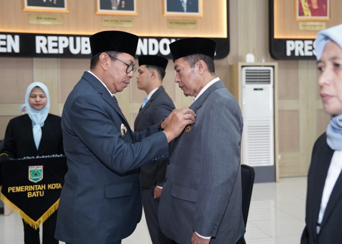 Wali Kota Batu Sematkan Satyalancana Karya Satya kepada 51 ASN, Tekankan Kualitas Pelayanan