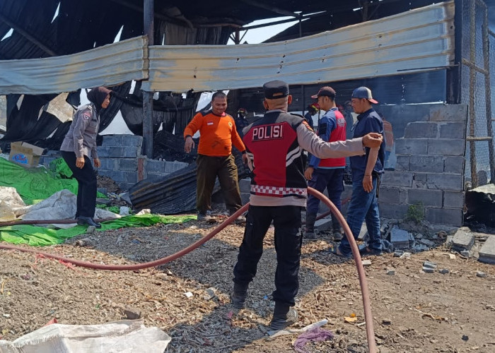 Polsek Krian Gerak Cepat Tangani Kebakaran Gudang Rongsokan di Barengkrajan