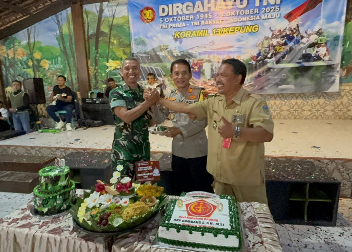 Polsek Kepung Beri Ucapan HUT Ke- 80 TNI ke Danramil 0809/13