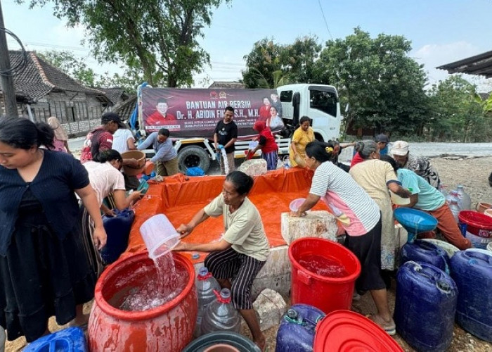  Kemarau Panjang, Abidin Fikri Salurkan 262 Ribu Liter Air Bersih untuk Warga Bojonegoro