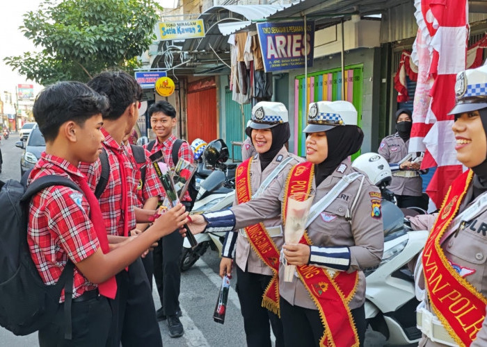 Polwan Polres Tulungagung Bagikan Bunga di Hari Jadi Polwan ke-76