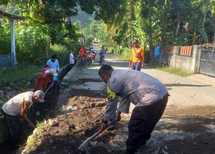 Respons Cepat Keluhan Warga, Polisi RW di Tempurejo Turun Tangan Tambal Jalan dan Bersihkan Drainase