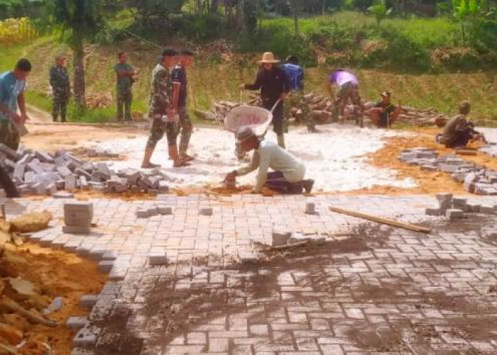 Progres Paving Ponpes Miftahul Ulum Sumenep Dikebut Satgas TMMD Ke-127