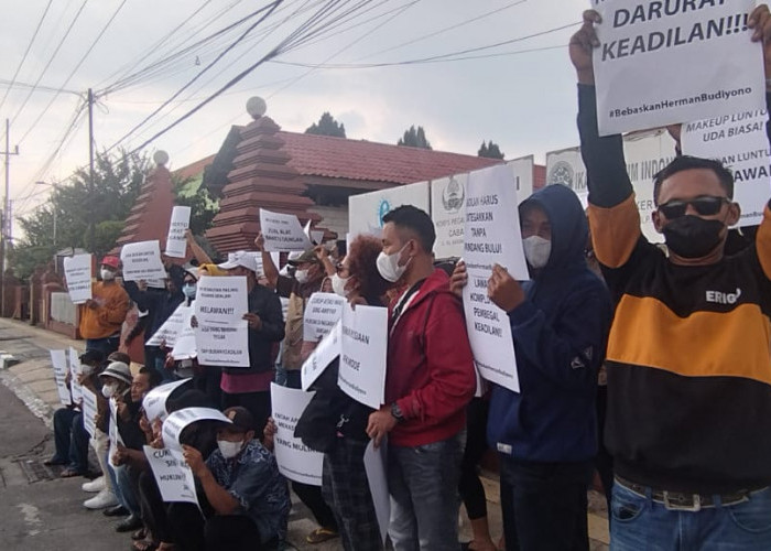 Tuntut Keadilan untuk Herman Budiyono, Puluhan Warga Gelar Aksi Solidaritas di Depan PN Mojokerto