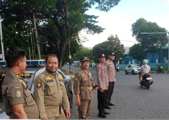 Polsek Tenggilis Mejoyo dan Satpol PP Kawal Kepulangan Karyawan di Simpang Empat Rungkut Industri