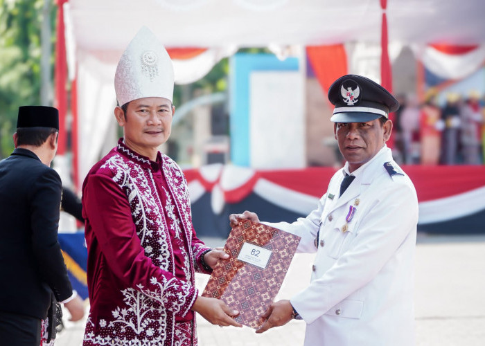 Detik-detik Proklamasi, Bupati Lamongan Sematkan Lencana dan Piagam Penghargaan