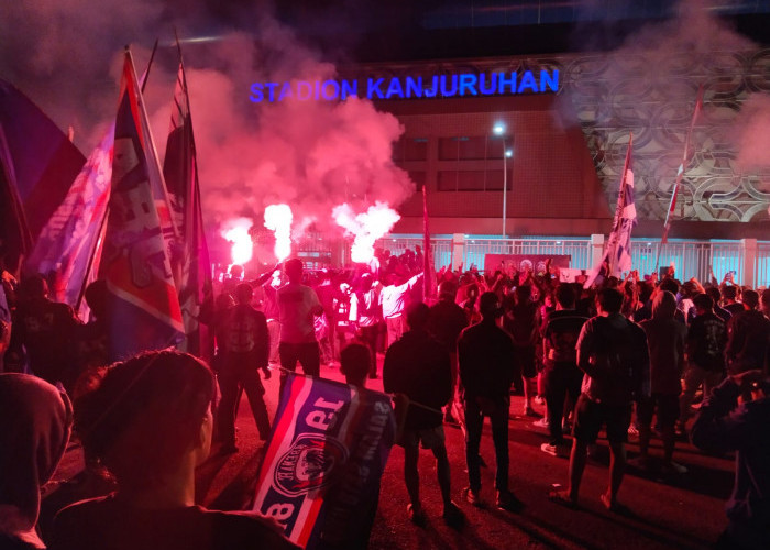 Padati Stadion Kanjuruhan, Ribuan Aremania Peringati HUT Ke-38 dengan Bakti Sosial dan Doa Bersama
