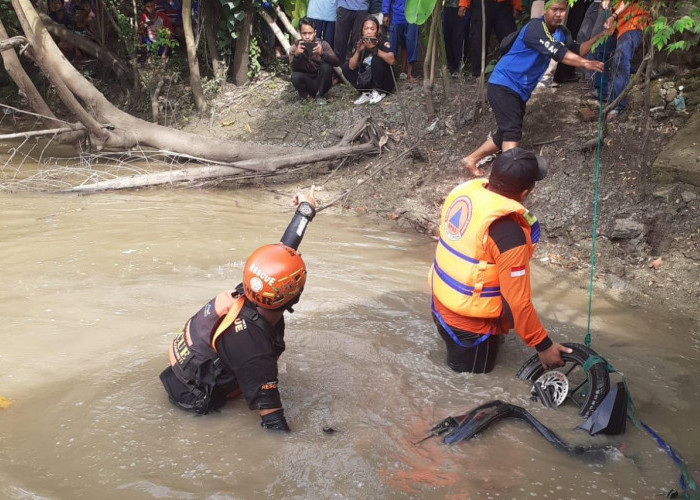 Seharian, Petugas Baru Temukan Motor Korban Tenggelam di Sungai Driyorejo