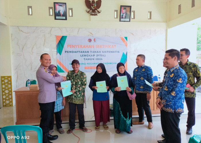 Kapolsek Padangan Hadiri Penyerahan Sertifikat Tanah Program PTSL