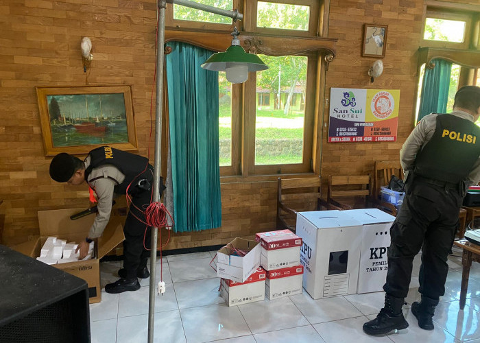 Polres Situbondo Sterilisasi Lokasi Rapat Pleno Terbuka Rekapitulasi Hasil Penghitungan Suara Pemilu 2024