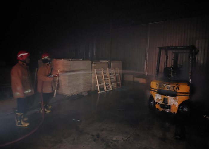 Diduga Korsleting, Forklift di Gudang Menganti Gresik Terbakar