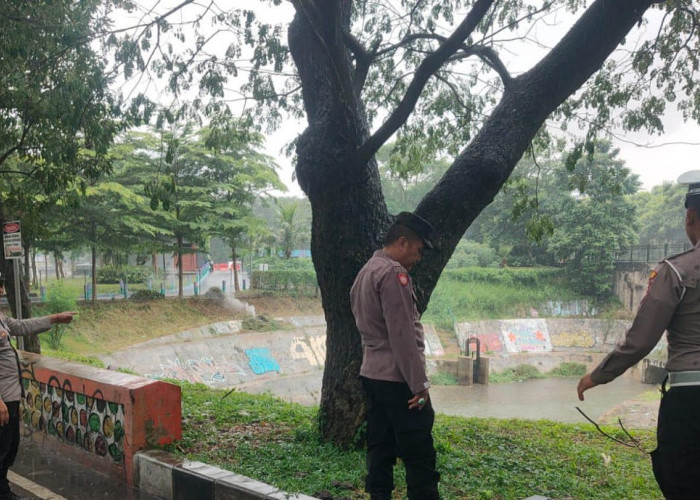 Polsek Sukomanunggal Pastikan Pintu Air Bundaran Satelit Aman Terkendali