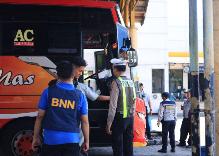 Pastikan Keselamatan Nataru, Polres Gresik Gelar Ramp Check dan Tes Urine Driver Angkutan Umum