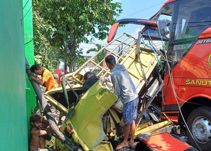 Rem Blong, Bus Pariwisata Seruduk 4 Rumah, Motor, dan Truk