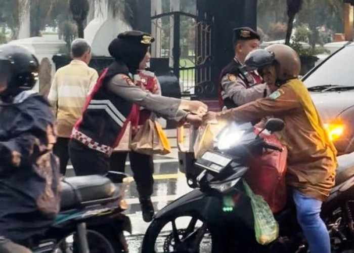 Satsamapta Polres Lumajang Bagikan 250 Takjil Gratis di Alun-Alun Utara