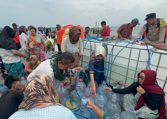 Gili Ketapang Masih Krisis Air Bersih, AKBP Oki Kembali Kirim Bantuan