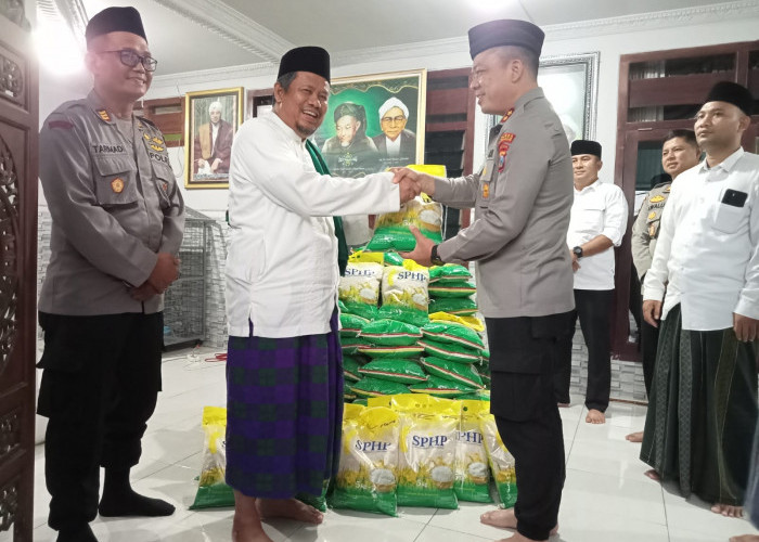 Polres Tulungagung Bagikan 15 Ton Beras untuk Pondok Pesantren, Wujud Kepedulian di Momen Hari Santri 2025