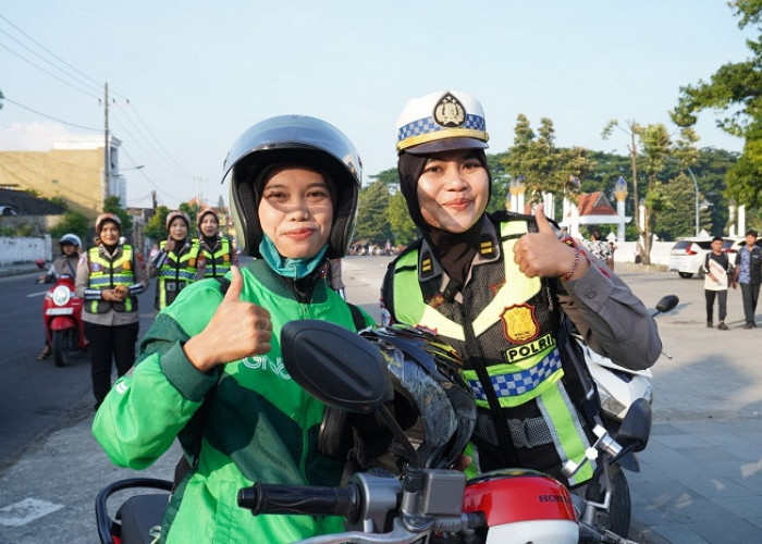Hari Kartini, Srikandi Lantas Kediri Edukasi Safety Riding dan Bagikan Helm untuk Ojol Wanita