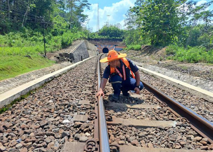 Deteksi Dini dengan Berjalan Kaki, PPJ Rel Pastikan Keselamatan dan Keamanan Perjalanan KA di Wilayah Daop 8