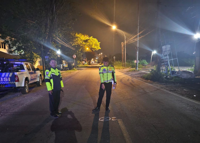 Kurang Jaga Jarak Aman, Pengendara Motor Asal Duduksampeyan Tewas Tabrak Belakang Truk di Menganti