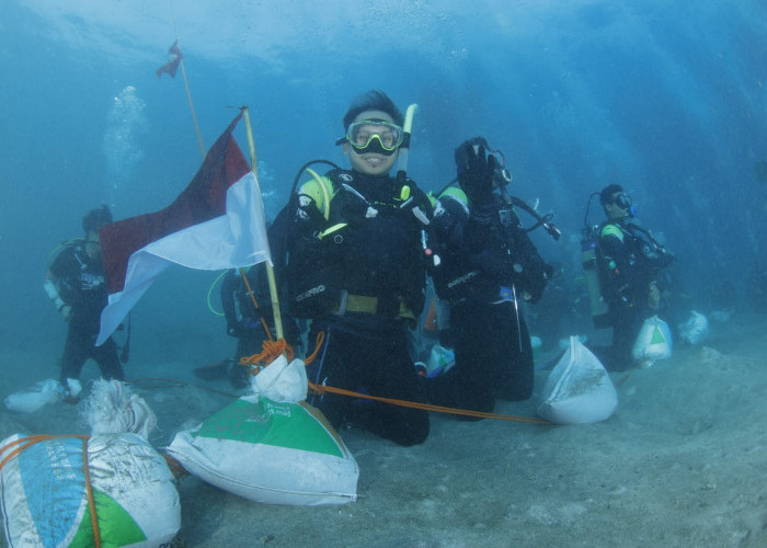81 Penyelam Kibarkan Merah Putih dan Tarian Tari Gelang Soko di Dasar Laut Situbondo