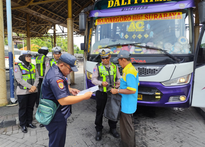 Satlantas Polres Gresik Sapa Driver dan Ramp Check Bus demi Keselamatan Penumpang