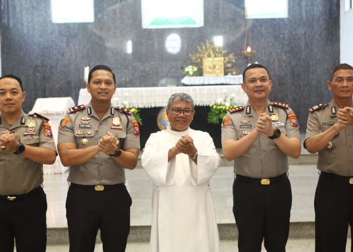 Minggu Kasih di Paroki Santo Mikael, Kapolres Tanjung Perak Tekankan Kerukunan dan Bahaya Hoaks