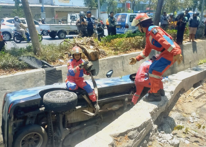 Hindari Mobil di Jalur Cepat, Innova Terperosok di Sungai Jalan Ahmad Yani Surabaya