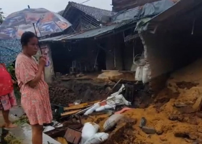 Hujan Deras Picu Banjir Bandang di Desa Curahnongko, Akibat Luapan Sungai Mukarol yang Tersumbat