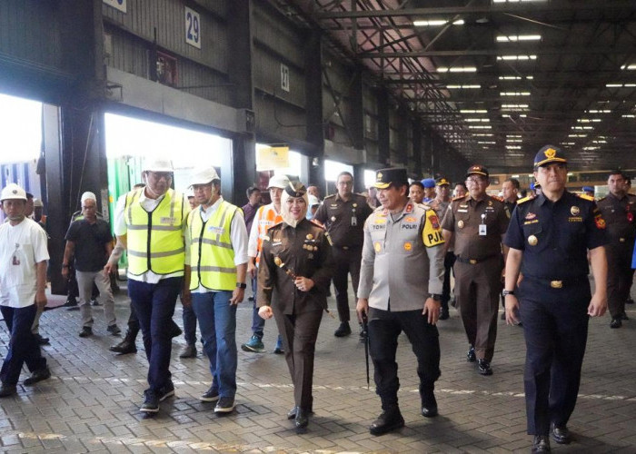 Dukung Pemulihan Ekonomi di Terminal Petikemas Surabaya, Kajati Jatim Kunjungi TPS Tanjung Perak