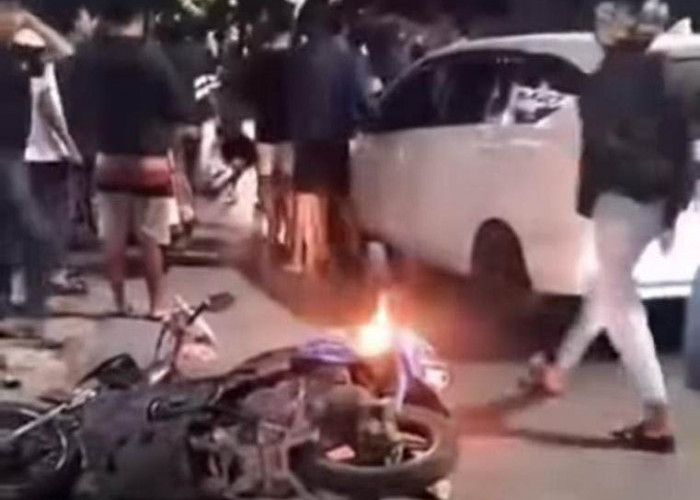 Puluhan Remaja Tak Dikenal Bakar Motor Pengendara di Pandegiling