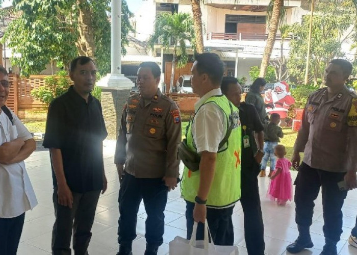 Pastikan Natal di Gereja Algon Aman, Kapolsek Sukomanunggal Pantau Langsung Pengamanan